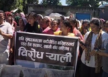 स्थायी तटबन्धको मागसहित दोधारामा बाढी पीडितको नगरपालिका घेराउ