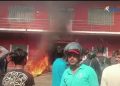 महेन्द्रनगरमा एमाले पार्टी कार्यालयमा आगजनी, ओलीको राजीनामा माग गर्दै आन्दोलित युवा