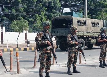 सडकमा सेना, विना काम घरबाहिर ननिस्कन आग्रह