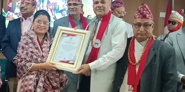 साहित्य, समाजसेवा र जनउत्तरदायित्वमा सक्रिय भीमदत्तकी उपमेयर लेखक सम्मानित