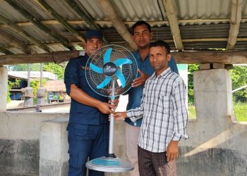 जनक महरको सहयोग : क्याम्पु प्रहरी चेकपोष्टलाई स्टेन्ड पंखा हस्तान्तरण