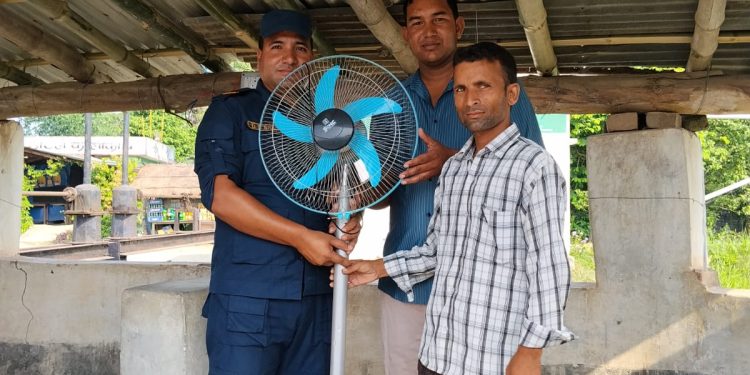 जनक महरको सहयोग : क्याम्पु प्रहरी चेकपोष्टलाई स्टेन्ड पंखा हस्तान्तरण