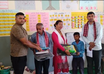 पुर्नवासका विपन्न विद्यार्थीलाई शैक्षिक समाग्री