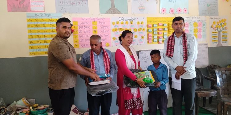 पुर्नवासका विपन्न विद्यार्थीलाई शैक्षिक समाग्री