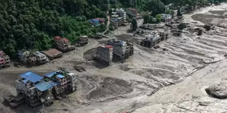 बाढी प्रभावित नुवाकोट र रसुवामा सिएमसीको २१ सदस्यीय स्वास्थ्य टोली