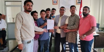 अखिल क्रान्तिकारीको प्रशासनलाई पाँच बुदे ज्ञापन मापदण्ड विपरित विद्यालय बस, कालोबजारी, तस्करी नियन्त्रणमा जोड